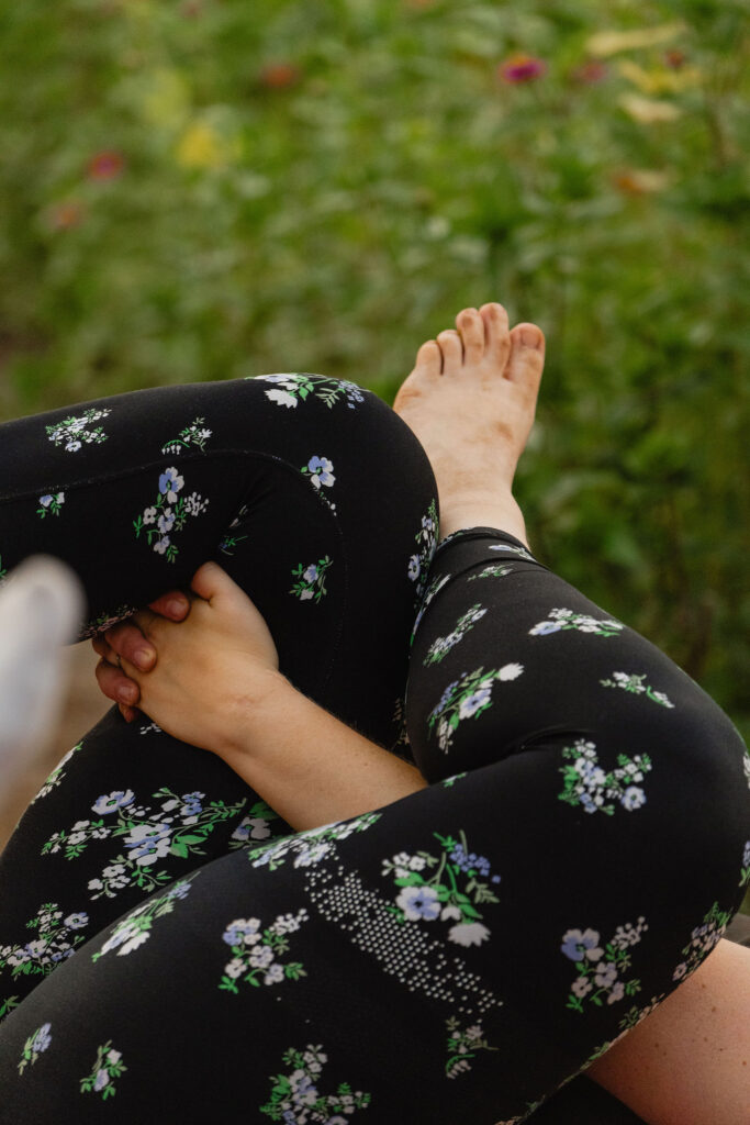 Buiten fotoshoot pluktuin yoga