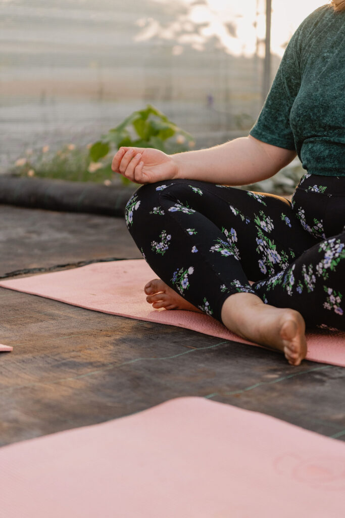 Outdoor en personal branding fotografie yoga in de kas