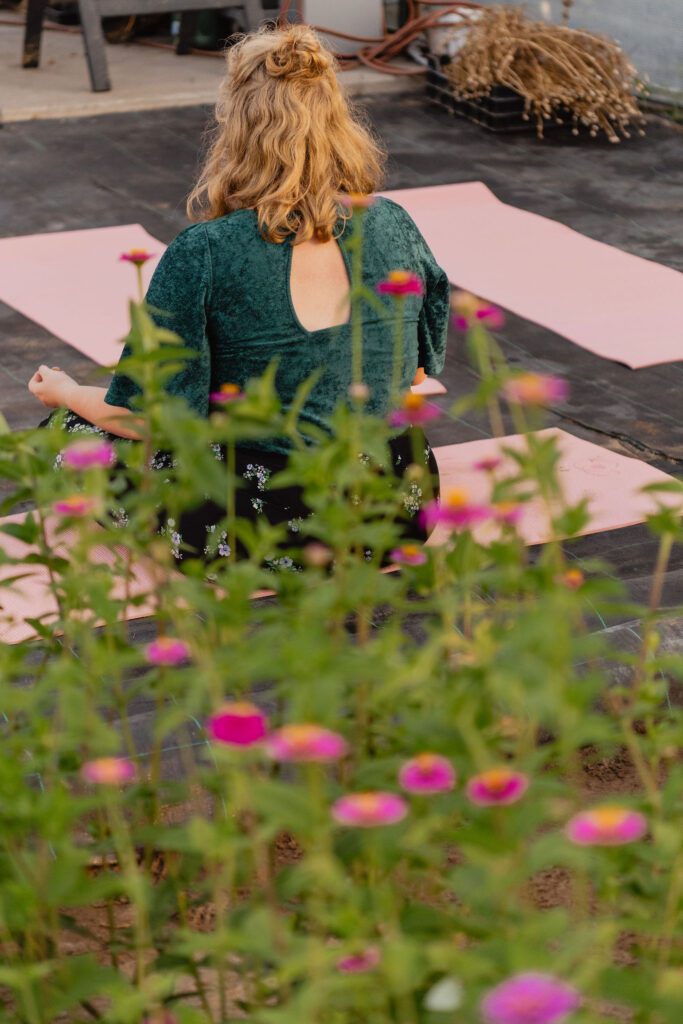 Outdoor en personal branding fotografie yoga in de kas